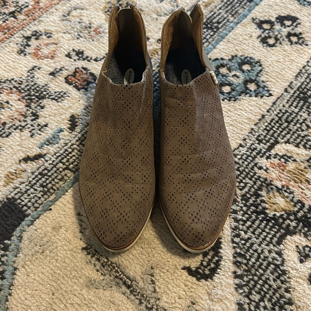 Dr. Scholl’s light brown dress shoe